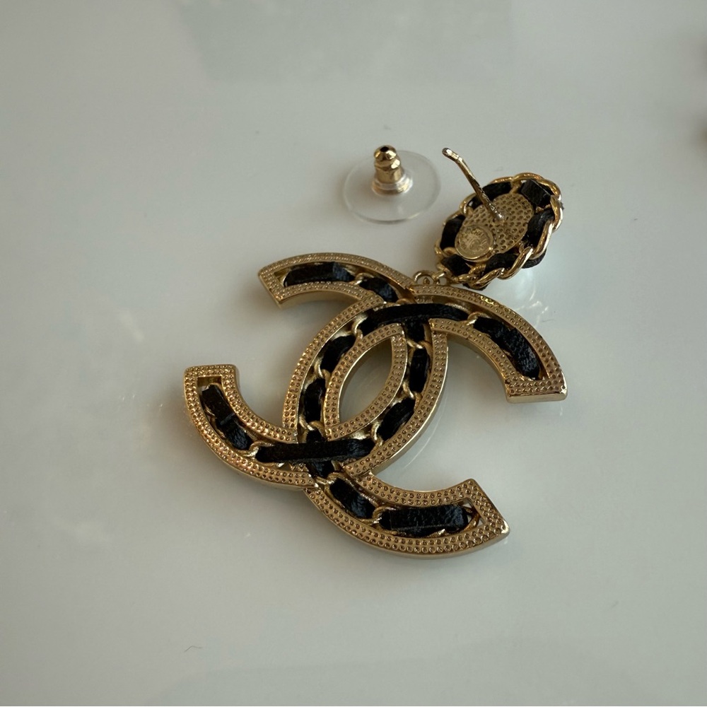 Chanel CC Logos Round Leather Dangle Pearl Earrings Gold Tone Authentic with Box - Picture 3 of 10